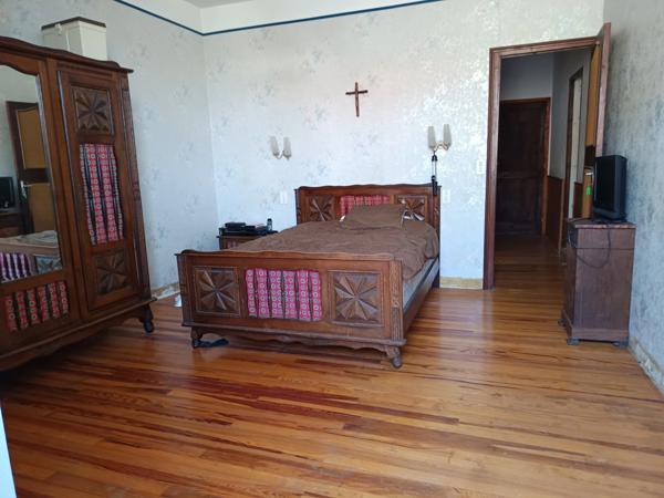 ANCIEN CORPS DE FERME AVEC SES DEPENDANCES ,QUARTIER HISTORIQUE SUR LE CHEMIN DE COMPOSTELLE.