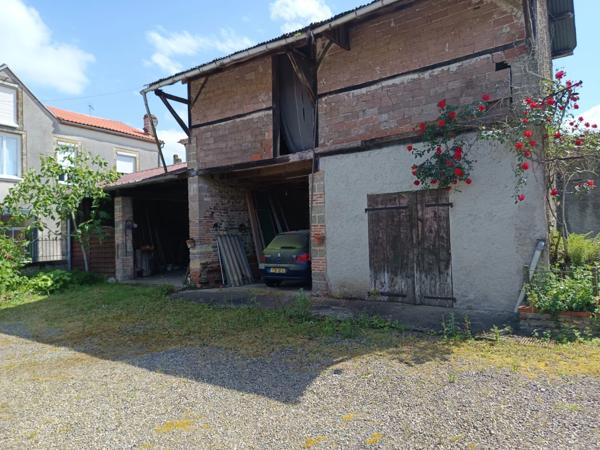 ANCIEN CORPS DE FERME AVEC SES DEPENDANCES ,QUARTIER HISTORIQUE SUR LE CHEMIN DE COMPOSTELLE.