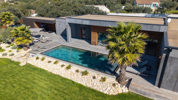 Villa contemporainne Nimes piscine vue exeptionnelle calme