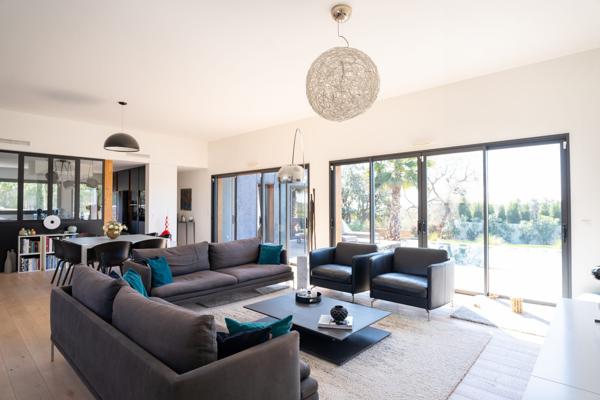 Villa contemporainne Nimes piscine vue exeptionnelle calme
