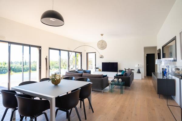 Villa contemporainne Nimes piscine vue exeptionnelle calme