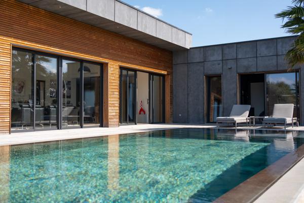 Villa contemporainne Nimes piscine vue exeptionnelle calme