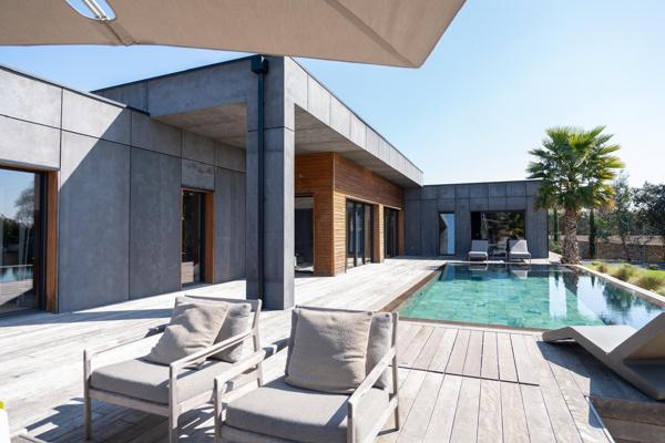 Villa contemporainne Nimes piscine vue exeptionnelle calme