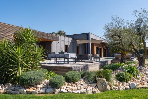 Villa contemporainne Nimes piscine vue exeptionnelle calme