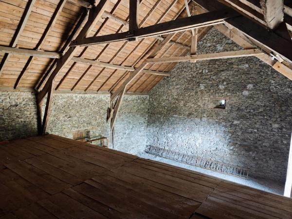 Maison avec grange, dépendances et  grand terrain