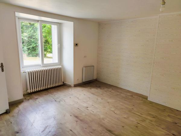 Maison avec grange, dépendances et  grand terrain