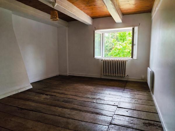 Maison avec grange, dépendances et  grand terrain