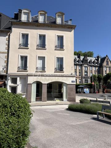 🏔️ LA BOURBOULE – IMMEUBLE DE 155 m² AVEC LOCAL COMMERCIAL ET 3 APPARTEMENTS

À vendre, immeuble idéalement situé au cœur de La Bourboule, station thermale réputée du Massif du Sancy, à proximité immédiate des commerces, des thermes et à quelques minutes seulement des pistes de ski du Mont-Dore et du Puy de Sancy.

D’une surface totale de 155 m², cet immeuble se compose :
• d’un local commercial en rez-de-chaussée ;
• de trois appartements répartis sur les étages.

L’ensemble est libre de toute occupation et offre de nombreuses possibilités : investissement locatif, location saisonnière, activité commerciale avec logements ou projet patrimonial.

Des travaux de rafraîchissement sont à prévoir, laissant la possibilité au futur propriétaire de valoriser pleinement le potentiel du bien.

Les atouts :
✔ Emplacement central et recherché
✔ Secteur touristique dynamique toute l’année
✔ Proximité des stations de ski et des activités de montagne
✔ Local commercial + 3 logements
✔ Immeuble libre
✔ Beau potentiel de rentabilité après rénovation

Prix : 285 000 € FAI (frais d’agence inclus)

Pour tout renseignement complémentaire ou pour organiser une visite, merci de me contacter.