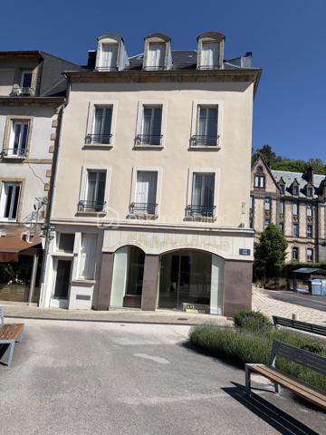 🏔️ LA BOURBOULE – IMMEUBLE DE 155 m² AVEC LOCAL COMMERCIAL ET 3 APPARTEMENTS

À vendre, immeuble idéalement situé au cœur de La Bourboule, station thermale réputée du Massif du Sancy, à proximité immédiate des commerces, des thermes et à quelques minutes seulement des pistes de ski du Mont-Dore et du Puy de Sancy.

D’une surface totale de 155 m², cet immeuble se compose :
• d’un local commercial en rez-de-chaussée ;
• de trois appartements répartis sur les étages.

L’ensemble est libre de toute occupation et offre de nombreuses possibilités : investissement locatif, location saisonnière, activité commerciale avec logements ou projet patrimonial.

Des travaux de rafraîchissement sont à prévoir, laissant la possibilité au futur propriétaire de valoriser pleinement le potentiel du bien.

Les atouts :
✔ Emplacement central et recherché
✔ Secteur touristique dynamique toute l’année
✔ Proximité des stations de ski et des activités de montagne
✔ Local commercial + 3 logements
✔ Immeuble libre
✔ Beau potentiel de rentabilité après rénovation

Prix : 285 000 € FAI (frais d’agence inclus)

Pour tout renseignement complémentaire ou pour organiser une visite, merci de me contacter.