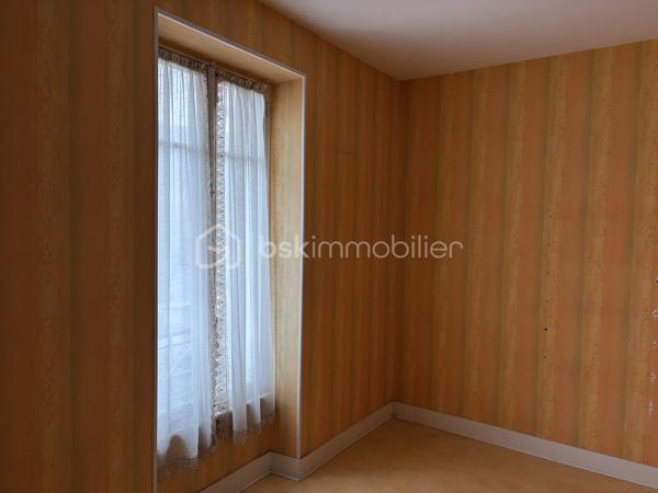 🏔️ LA BOURBOULE – IMMEUBLE DE 155 m² AVEC LOCAL COMMERCIAL ET 3 APPARTEMENTS

À vendre, immeuble idéalement situé au cœur de La Bourboule, station thermale réputée du Massif du Sancy, à proximité immédiate des commerces, des thermes et à quelques minutes seulement des pistes de ski du Mont-Dore et du Puy de Sancy.

D’une surface totale de 155 m², cet immeuble se compose :
• d’un local commercial en rez-de-chaussée ;
• de trois appartements répartis sur les étages.

L’ensemble est libre de toute occupation et offre de nombreuses possibilités : investissement locatif, location saisonnière, activité commerciale avec logements ou projet patrimonial.

Des travaux de rafraîchissement sont à prévoir, laissant la possibilité au futur propriétaire de valoriser pleinement le potentiel du bien.

Les atouts :
✔ Emplacement central et recherché
✔ Secteur touristique dynamique toute l’année
✔ Proximité des stations de ski et des activités de montagne
✔ Local commercial + 3 logements
✔ Immeuble libre
✔ Beau potentiel de rentabilité après rénovation

Prix : 285 000 € FAI (frais d’agence inclus)

Pour tout renseignement complémentaire ou pour organiser une visite, merci de me contacter.