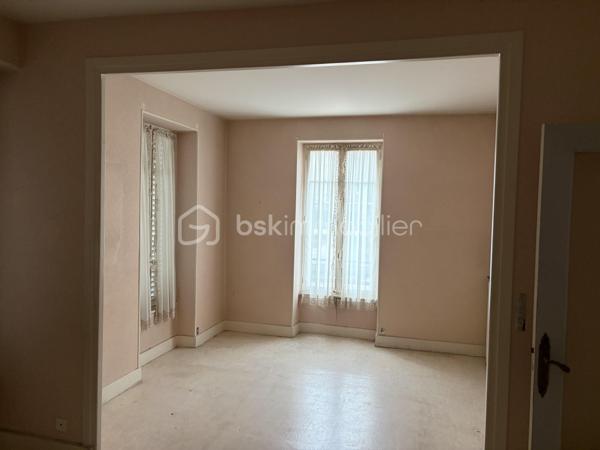 🏔️ LA BOURBOULE – IMMEUBLE DE 155 m² AVEC LOCAL COMMERCIAL ET 3 APPARTEMENTS

À vendre, immeuble idéalement situé au cœur de La Bourboule, station thermale réputée du Massif du Sancy, à proximité immédiate des commerces, des thermes et à quelques minutes seulement des pistes de ski du Mont-Dore et du Puy de Sancy.

D’une surface totale de 155 m², cet immeuble se compose :
• d’un local commercial en rez-de-chaussée ;
• de trois appartements répartis sur les étages.

L’ensemble est libre de toute occupation et offre de nombreuses possibilités : investissement locatif, location saisonnière, activité commerciale avec logements ou projet patrimonial.

Des travaux de rafraîchissement sont à prévoir, laissant la possibilité au futur propriétaire de valoriser pleinement le potentiel du bien.

Les atouts :
✔ Emplacement central et recherché
✔ Secteur touristique dynamique toute l’année
✔ Proximité des stations de ski et des activités de montagne
✔ Local commercial + 3 logements
✔ Immeuble libre
✔ Beau potentiel de rentabilité après rénovation

Prix : 285 000 € FAI (frais d’agence inclus)

Pour tout renseignement complémentaire ou pour organiser une visite, merci de me contacter.