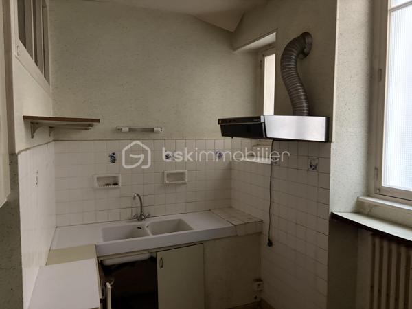 🏔️ LA BOURBOULE – IMMEUBLE DE 155 m² AVEC LOCAL COMMERCIAL ET 3 APPARTEMENTS

À vendre, immeuble idéalement situé au cœur de La Bourboule, station thermale réputée du Massif du Sancy, à proximité immédiate des commerces, des thermes et à quelques minutes seulement des pistes de ski du Mont-Dore et du Puy de Sancy.

D’une surface totale de 155 m², cet immeuble se compose :
• d’un local commercial en rez-de-chaussée ;
• de trois appartements répartis sur les étages.

L’ensemble est libre de toute occupation et offre de nombreuses possibilités : investissement locatif, location saisonnière, activité commerciale avec logements ou projet patrimonial.

Des travaux de rafraîchissement sont à prévoir, laissant la possibilité au futur propriétaire de valoriser pleinement le potentiel du bien.

Les atouts :
✔ Emplacement central et recherché
✔ Secteur touristique dynamique toute l’année
✔ Proximité des stations de ski et des activités de montagne
✔ Local commercial + 3 logements
✔ Immeuble libre
✔ Beau potentiel de rentabilité après rénovation

Prix : 285 000 € FAI (frais d’agence inclus)

Pour tout renseignement complémentaire ou pour organiser une visite, merci de me contacter.