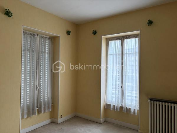 🏔️ LA BOURBOULE – IMMEUBLE DE 155 m² AVEC LOCAL COMMERCIAL ET 3 APPARTEMENTS

À vendre, immeuble idéalement situé au cœur de La Bourboule, station thermale réputée du Massif du Sancy, à proximité immédiate des commerces, des thermes et à quelques minutes seulement des pistes de ski du Mont-Dore et du Puy de Sancy.

D’une surface totale de 155 m², cet immeuble se compose :
• d’un local commercial en rez-de-chaussée ;
• de trois appartements répartis sur les étages.

L’ensemble est libre de toute occupation et offre de nombreuses possibilités : investissement locatif, location saisonnière, activité commerciale avec logements ou projet patrimonial.

Des travaux de rafraîchissement sont à prévoir, laissant la possibilité au futur propriétaire de valoriser pleinement le potentiel du bien.

Les atouts :
✔ Emplacement central et recherché
✔ Secteur touristique dynamique toute l’année
✔ Proximité des stations de ski et des activités de montagne
✔ Local commercial + 3 logements
✔ Immeuble libre
✔ Beau potentiel de rentabilité après rénovation

Prix : 285 000 € FAI (frais d’agence inclus)

Pour tout renseignement complémentaire ou pour organiser une visite, merci de me contacter.