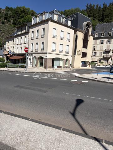 🏔️ LA BOURBOULE – IMMEUBLE DE 155 m² AVEC LOCAL COMMERCIAL ET 3 APPARTEMENTS

À vendre, immeuble idéalement situé au cœur de La Bourboule, station thermale réputée du Massif du Sancy, à proximité immédiate des commerces, des thermes et à quelques minutes seulement des pistes de ski du Mont-Dore et du Puy de Sancy.

D’une surface totale de 155 m², cet immeuble se compose :
• d’un local commercial en rez-de-chaussée ;
• de trois appartements répartis sur les étages.

L’ensemble est libre de toute occupation et offre de nombreuses possibilités : investissement locatif, location saisonnière, activité commerciale avec logements ou projet patrimonial.

Des travaux de rafraîchissement sont à prévoir, laissant la possibilité au futur propriétaire de valoriser pleinement le potentiel du bien.

Les atouts :
✔ Emplacement central et recherché
✔ Secteur touristique dynamique toute l’année
✔ Proximité des stations de ski et des activités de montagne
✔ Local commercial + 3 logements
✔ Immeuble libre
✔ Beau potentiel de rentabilité après rénovation

Prix : 285 000 € FAI (frais d’agence inclus)

Pour tout renseignement complémentaire ou pour organiser une visite, merci de me contacter.