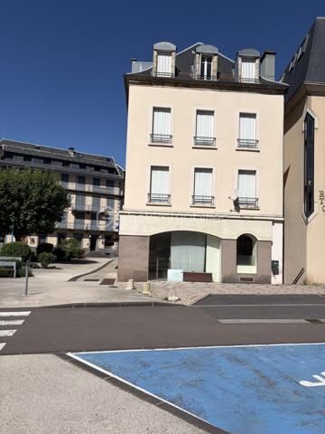 🏔️ LA BOURBOULE – IMMEUBLE DE 155 m² AVEC LOCAL COMMERCIAL ET 3 APPARTEMENTS

À vendre, immeuble idéalement situé au cœur de La Bourboule, station thermale réputée du Massif du Sancy, à proximité immédiate des commerces, des thermes et à quelques minutes seulement des pistes de ski du Mont-Dore et du Puy de Sancy.

D’une surface totale de 155 m², cet immeuble se compose :
• d’un local commercial en rez-de-chaussée ;
• de trois appartements répartis sur les étages.

L’ensemble est libre de toute occupation et offre de nombreuses possibilités : investissement locatif, location saisonnière, activité commerciale avec logements ou projet patrimonial.

Des travaux de rafraîchissement sont à prévoir, laissant la possibilité au futur propriétaire de valoriser pleinement le potentiel du bien.

Les atouts :
✔ Emplacement central et recherché
✔ Secteur touristique dynamique toute l’année
✔ Proximité des stations de ski et des activités de montagne
✔ Local commercial + 3 logements
✔ Immeuble libre
✔ Beau potentiel de rentabilité après rénovation

Prix : 285 000 € FAI (frais d’agence inclus)

Pour tout renseignement complémentaire ou pour organiser une visite, merci de me contacter.