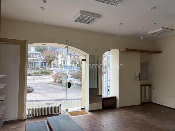 🏔️ LA BOURBOULE – IMMEUBLE DE 155 m² AVEC LOCAL COMMERCIAL ET 3 APPARTEMENTS

À vendre, immeuble idéalement situé au cœur de La Bourboule, station thermale réputée du Massif du Sancy, à proximité immédiate des commerces, des thermes et à quelques minutes seulement des pistes de ski du Mont-Dore et du Puy de Sancy.

D’une surface totale de 155 m², cet immeuble se compose :
• d’un local commercial en rez-de-chaussée ;
• de trois appartements répartis sur les étages.

L’ensemble est libre de toute occupation et offre de nombreuses possibilités : investissement locatif, location saisonnière, activité commerciale avec logements ou projet patrimonial.

Des travaux de rafraîchissement sont à prévoir, laissant la possibilité au futur propriétaire de valoriser pleinement le potentiel du bien.

Les atouts :
✔ Emplacement central et recherché
✔ Secteur touristique dynamique toute l’année
✔ Proximité des stations de ski et des activités de montagne
✔ Local commercial + 3 logements
✔ Immeuble libre
✔ Beau potentiel de rentabilité après rénovation

Prix : 285 000 € FAI (frais d’agence inclus)

Pour tout renseignement complémentaire ou pour organiser une visite, merci de me contacter.