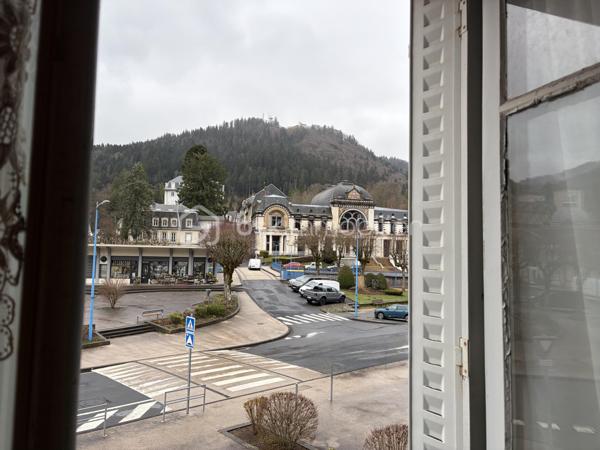 🏔️ LA BOURBOULE – IMMEUBLE DE 155 m² AVEC LOCAL COMMERCIAL ET 3 APPARTEMENTS

À vendre, immeuble idéalement situé au cœur de La Bourboule, station thermale réputée du Massif du Sancy, à proximité immédiate des commerces, des thermes et à quelques minutes seulement des pistes de ski du Mont-Dore et du Puy de Sancy.

D’une surface totale de 155 m², cet immeuble se compose :
• d’un local commercial en rez-de-chaussée ;
• de trois appartements répartis sur les étages.

L’ensemble est libre de toute occupation et offre de nombreuses possibilités : investissement locatif, location saisonnière, activité commerciale avec logements ou projet patrimonial.

Des travaux de rafraîchissement sont à prévoir, laissant la possibilité au futur propriétaire de valoriser pleinement le potentiel du bien.

Les atouts :
✔ Emplacement central et recherché
✔ Secteur touristique dynamique toute l’année
✔ Proximité des stations de ski et des activités de montagne
✔ Local commercial + 3 logements
✔ Immeuble libre
✔ Beau potentiel de rentabilité après rénovation

Prix : 285 000 € FAI (frais d’agence inclus)

Pour tout renseignement complémentaire ou pour organiser une visite, merci de me contacter.