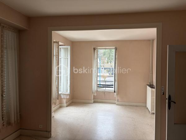 🏔️ LA BOURBOULE – IMMEUBLE DE 155 m² AVEC LOCAL COMMERCIAL ET 3 APPARTEMENTS

À vendre, immeuble idéalement situé au cœur de La Bourboule, station thermale réputée du Massif du Sancy, à proximité immédiate des commerces, des thermes et à quelques minutes seulement des pistes de ski du Mont-Dore et du Puy de Sancy.

D’une surface totale de 155 m², cet immeuble se compose :
• d’un local commercial en rez-de-chaussée ;
• de trois appartements répartis sur les étages.

L’ensemble est libre de toute occupation et offre de nombreuses possibilités : investissement locatif, location saisonnière, activité commerciale avec logements ou projet patrimonial.

Des travaux de rafraîchissement sont à prévoir, laissant la possibilité au futur propriétaire de valoriser pleinement le potentiel du bien.

Les atouts :
✔ Emplacement central et recherché
✔ Secteur touristique dynamique toute l’année
✔ Proximité des stations de ski et des activités de montagne
✔ Local commercial + 3 logements
✔ Immeuble libre
✔ Beau potentiel de rentabilité après rénovation

Prix : 285 000 € FAI (frais d’agence inclus)

Pour tout renseignement complémentaire ou pour organiser une visite, merci de me contacter.