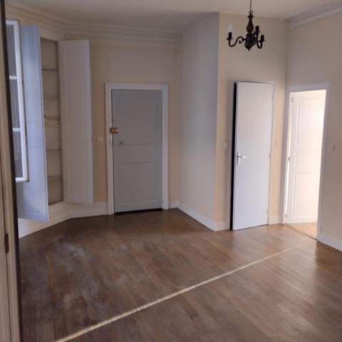 Ensemble immobilier proche de la place centrale d'Henrichemont