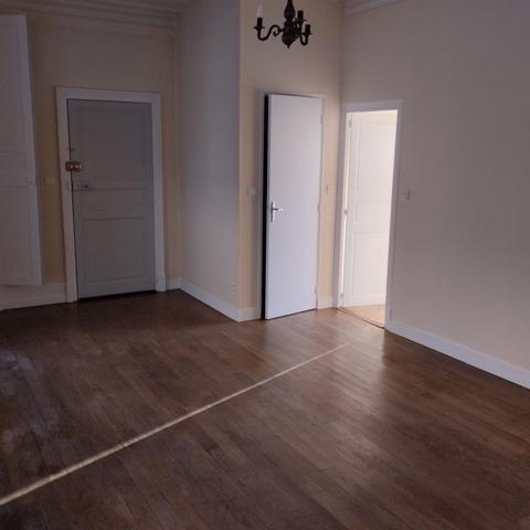 Ensemble immobilier proche de la place centrale d'Henrichemont