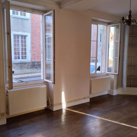 Ensemble immobilier proche de la place centrale d'Henrichemont