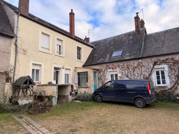 Ensemble immobilier proche de la place centrale d'Henrichemont