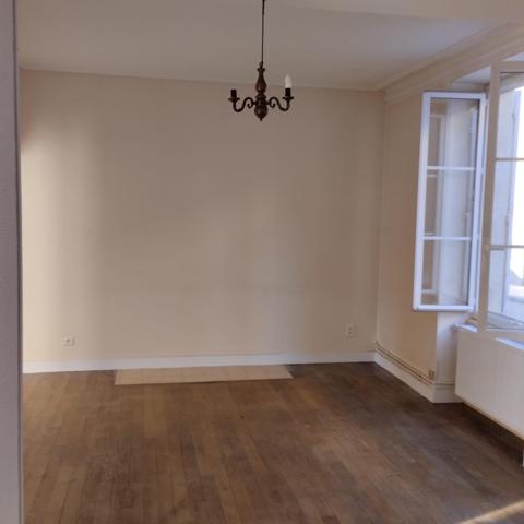 Ensemble immobilier proche de la place centrale d'Henrichemont