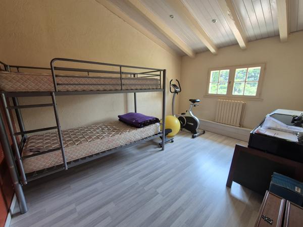 Grande maison avec beau terrain et piscine. Bram (11150)