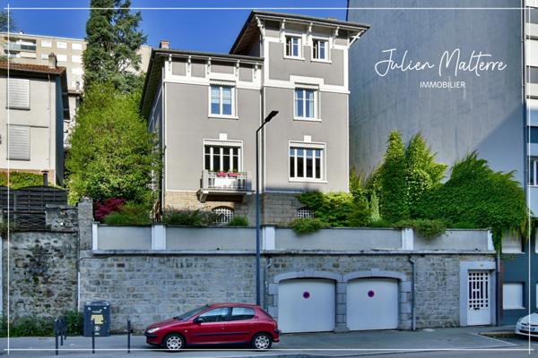 Maison bourgeoise 1920 de 210 m² habitables et ses dépendances, 6 chambres, au coeur de St-Etienne