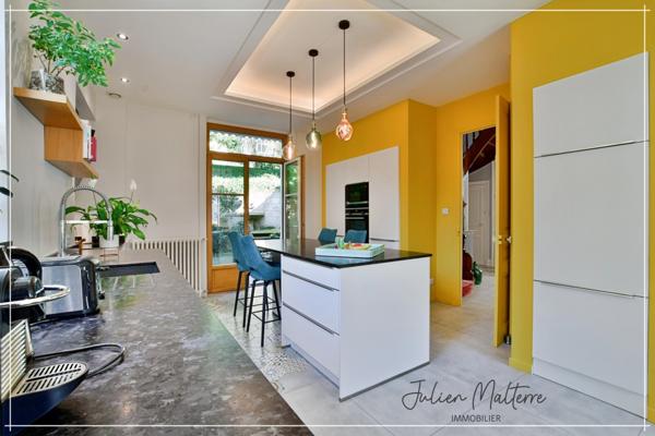 Maison bourgeoise 1920 de 210 m² habitables et ses dépendances, 6 chambres, au coeur de St-Etienne