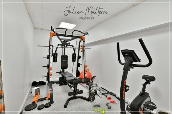 Maison bourgeoise 1920 de 210 m² habitables et ses dépendances, 6 chambres, au coeur de St-Etienne