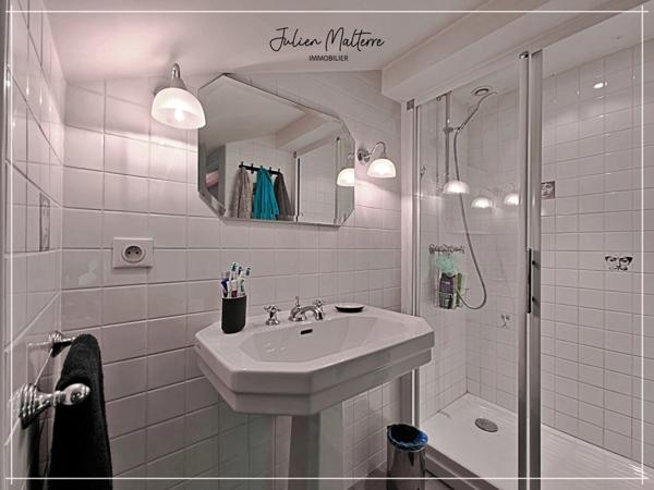 Maison bourgeoise 1920 de 210 m² habitables et ses dépendances, 6 chambres, au coeur de St-Etienne