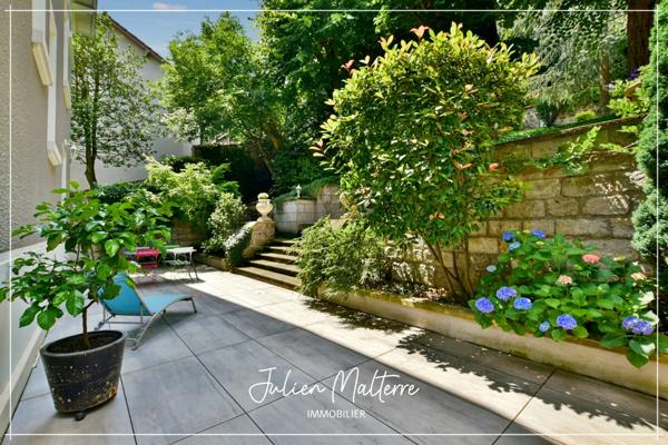 Maison bourgeoise 1920 de 210 m² habitables et ses dépendances, 6 chambres, au coeur de St-Etienne