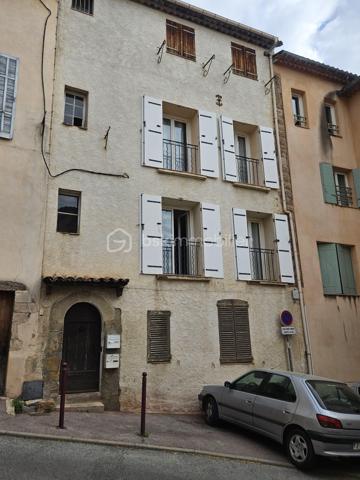 Situé à l’entrée du quartier historique des Arcs, dans une ruelle très calme, découvrez ce bel appartement de 70 m²  en duplex 1er et deuxième étage plein de charme, au cœur d’un village médiéval.

 Caractéristiques principales :
Pièce de vie lumineuse de 33 m² avec cheminée à insert, exposition sud avec deux grandes fenêtres
Grande chambre de 16 m² exposée plein sud aussi
Seconde chambre ou bureau de 10 m², avec fenêtre donnant sur la chambre principale
Salle de douche à rafraîchir, selon vos goûts
Grande cave voûtée, parfaite pour le stockage ou un atelier

Aucune charge de copropriété. Pas de travaux à prévoir sur la façade ni sur la toiture.
Stationnement possible juste devant l’appartement.

 Emplacement privilégié : au calme, tout en étant au centre du village à deux pas des commodités et des ruelles pittoresques du vieux village.

Un bien authentique, avec beaucoup de potentiel, idéal pour les amoureux de vieilles pierres et de tranquillité.

 À visiter sans tarder ! Je suis disponible pour des visites le dimanche et jours fériés.