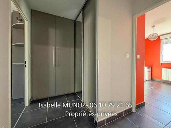 Appartement F3 avec balcon et parking dans une résidence récente avec piscine