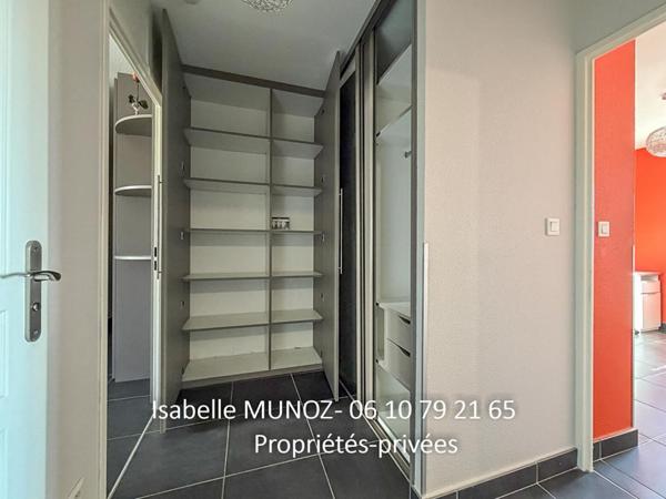 Appartement F3 avec balcon et parking dans une résidence récente avec piscine