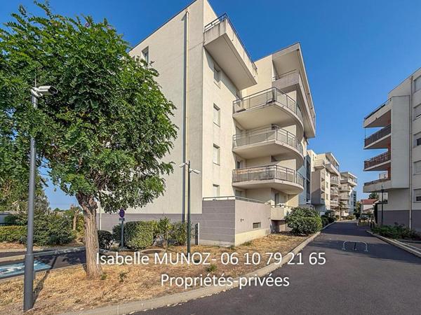 Appartement F3 avec balcon et parking dans une résidence récente avec piscine