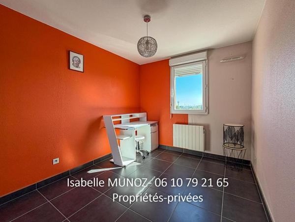Appartement F3 avec balcon et parking dans une résidence récente avec piscine
