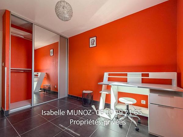 Appartement F3 avec balcon et parking dans une résidence récente avec piscine