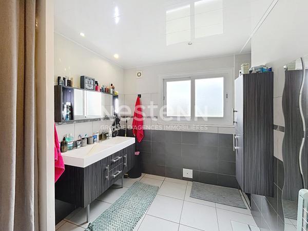 A vendre immeuble / maison Malemort divisée en deux appartements - Un T5 et un T3 - 2 garages- jardin