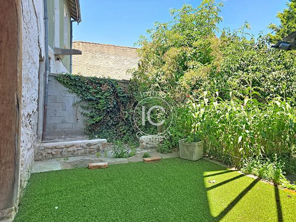 Maison de ville avec jardin et garage - Fort potentiel d'aménagement - Andrezieux boutheon