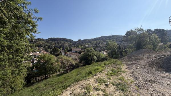 PÉGOMAS ! Terrain constructible de 1 695 m² en secteur résidentiel !
