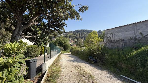 PÉGOMAS ! Terrain constructible de 1 695 m² en secteur résidentiel !