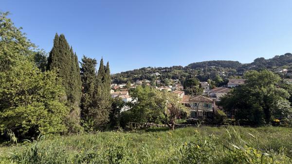 PÉGOMAS ! Terrain constructible de 1 695 m² en secteur résidentiel !