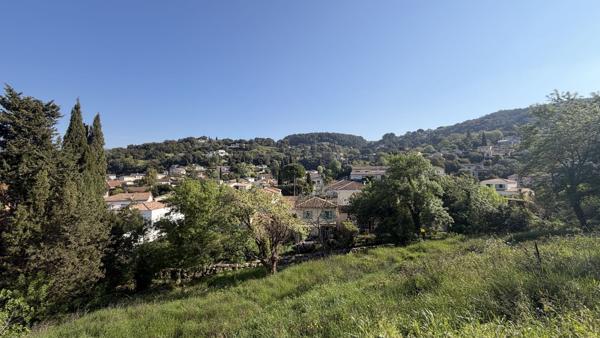 PÉGOMAS ! Terrain constructible de 1 695 m² en secteur résidentiel !