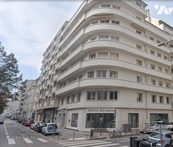 RUE DUQUESNE, dans un bel immeuble, à la vente, au 4ème étage, un appartement de trois pièces.