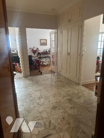 RUE DUQUESNE, dans un bel immeuble, à la vente, au 4ème étage, un appartement de trois pièces.