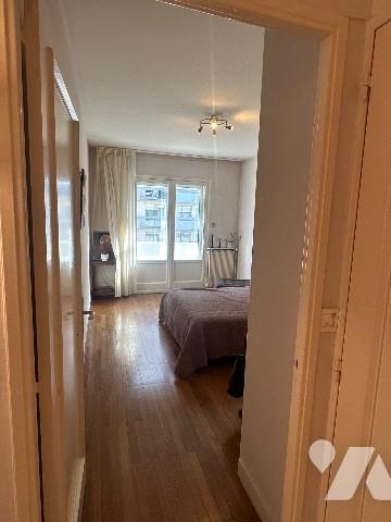 RUE DUQUESNE, dans un bel immeuble, à la vente, au 4ème étage, un appartement de trois pièces.