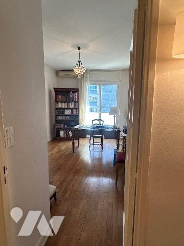 RUE DUQUESNE, dans un bel immeuble, à la vente, au 4ème étage, un appartement de trois pièces.