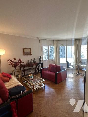 RUE DUQUESNE, dans un bel immeuble, à la vente, au 4ème étage, un appartement de trois pièces.